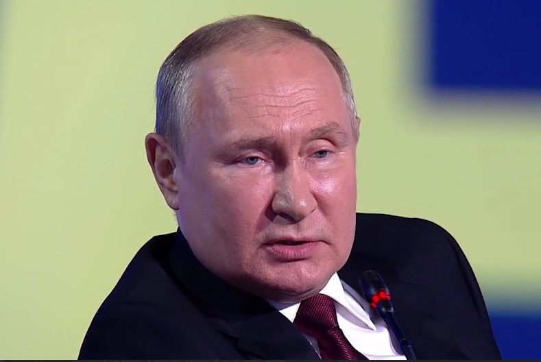 Соцсети смеются над Путиным, обсуждая новый курьез главы Кремля