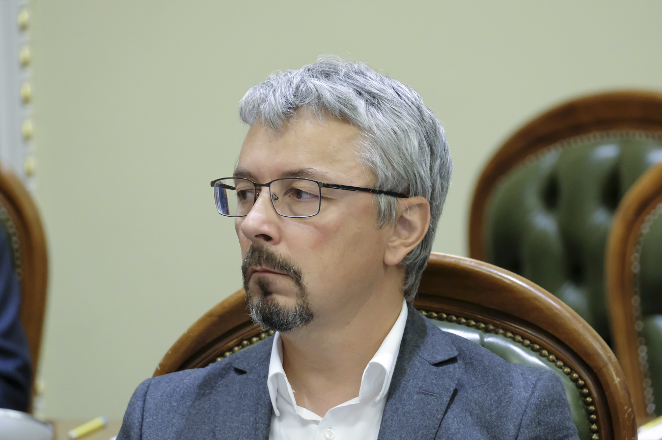В Киеве в министра Ткаченко бросили яйцом: видео, как после этого скрывается неизвестный