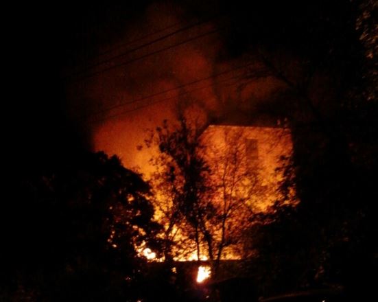 Очевидцы о бушующем пожаре в Донецке: "Сильный треск, все в огне, до сих пор тушат", - новые кадры