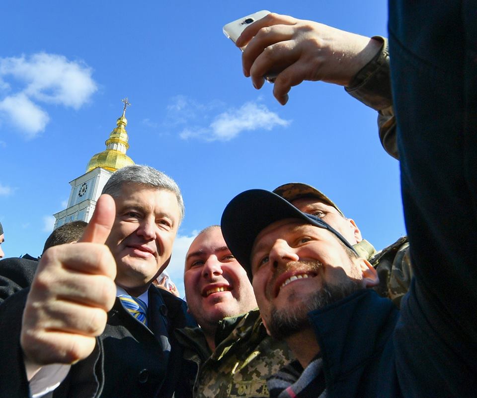 Не боясь и по-простому: Порошенко произвел фурор появлением на улице Киева - видео