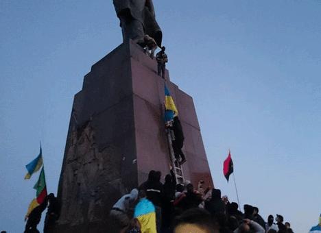 Жителей Харькова избили за попытку помешать сносу памятника Ленину 