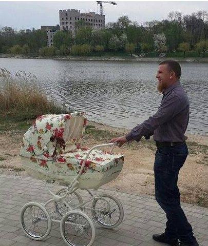 Боевик Моторола впервые прогулялся с новорожденной дочерью. Фото‏