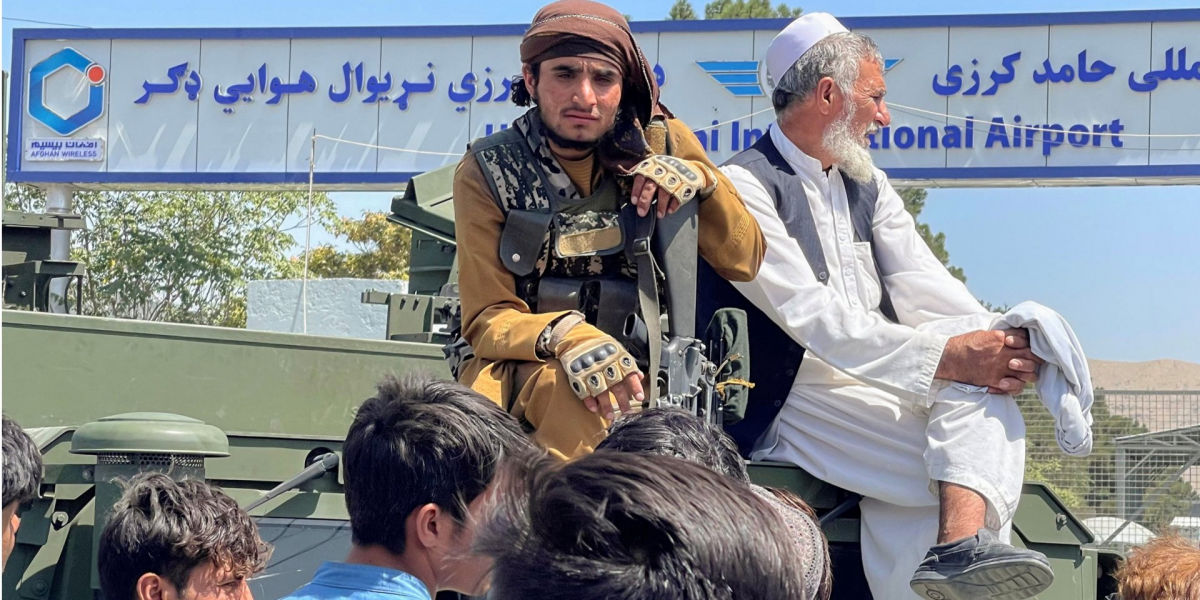 СМИ: талибы окружили аэропорт – эвакуация приостановлена