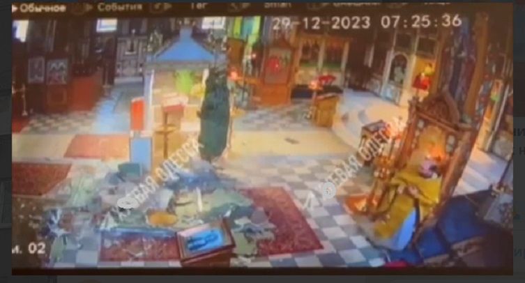 Появились кадры, как в Одессе после удара РФ обломки свода храма едва не убили священника