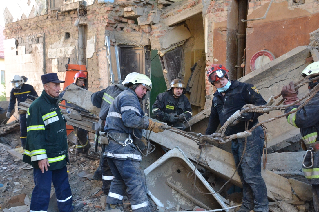 Трагедия со взрывом дома в Дрогобыче: число погибших возросло до 8 человек - кадры с места ЧП