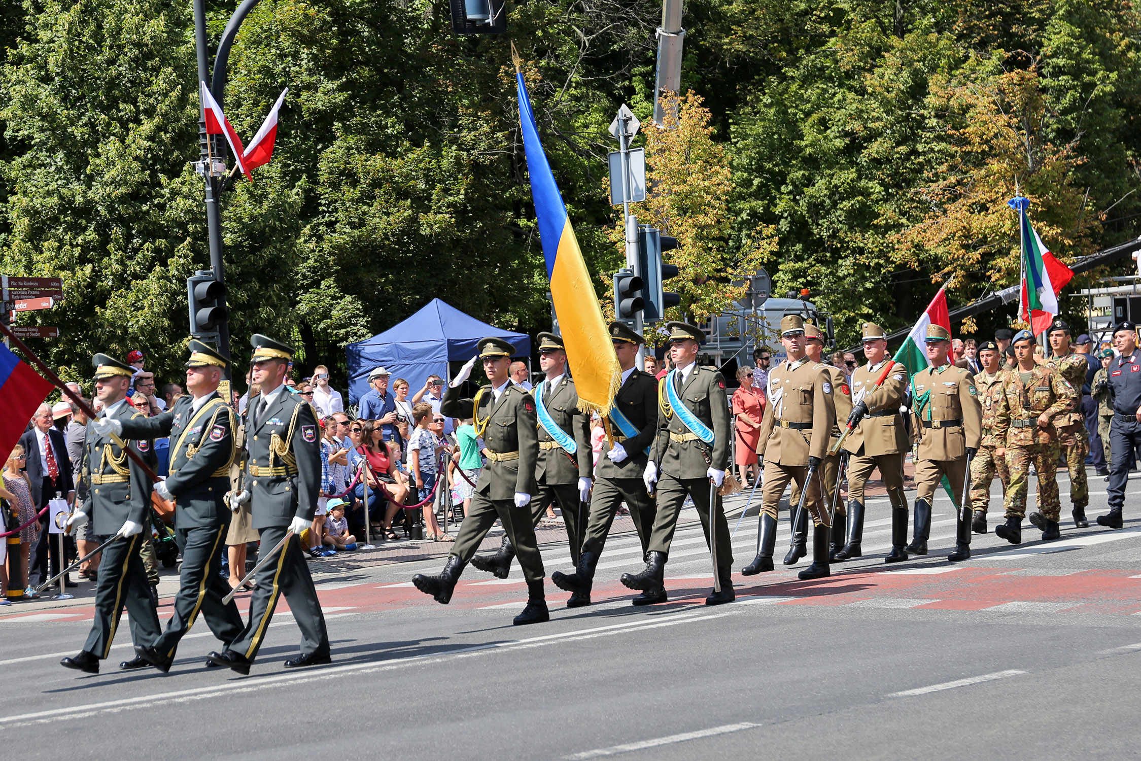 В военном параде в Польше приняли участие бойцы Вооруженных сил Украины во главе с министром Степаном Полтораком - в Сети появились фотографии