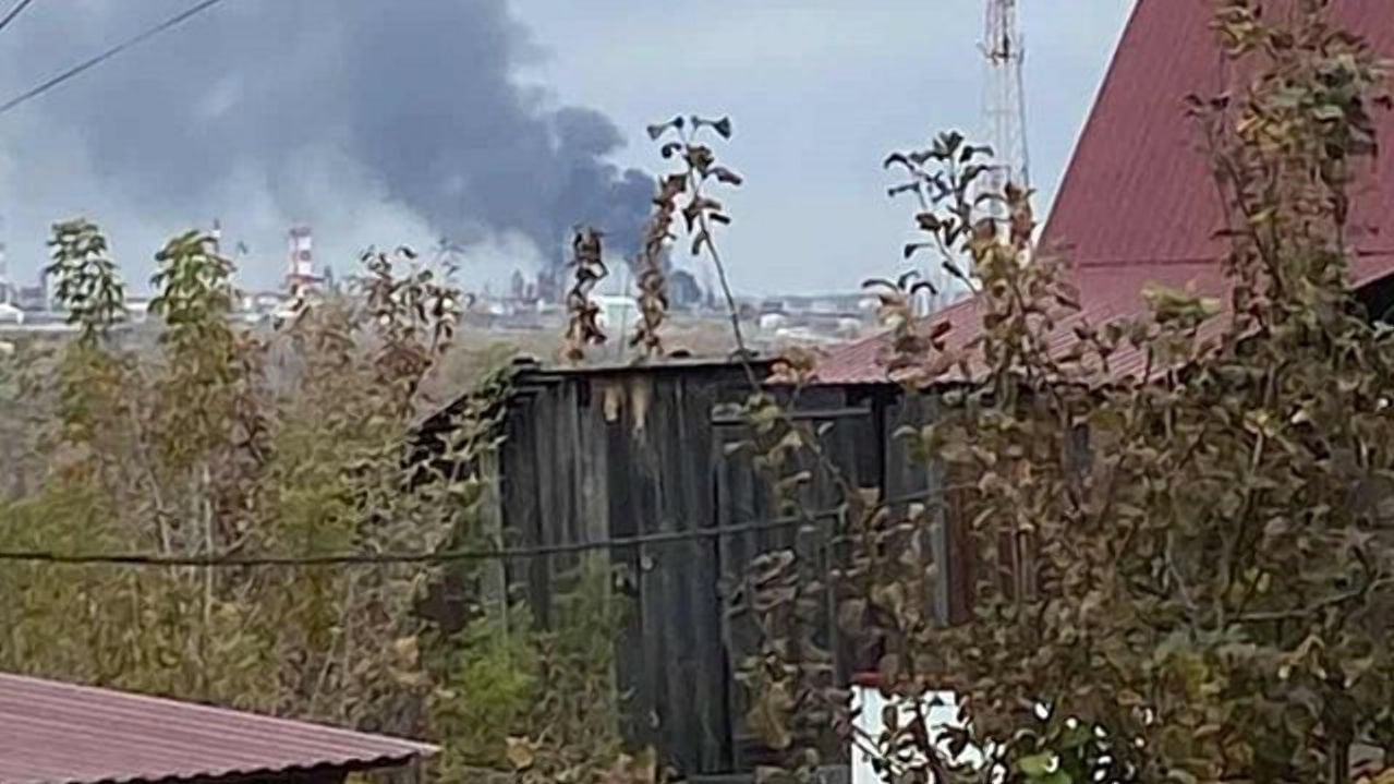 Дроны пролетели 1400 км и атаковали крупнейший НПЗ в Башкортостане и РФ – над заводом дым