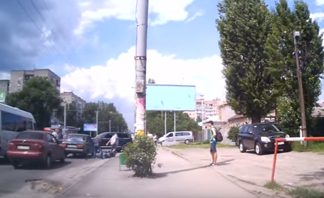 В Днепре бандиты на внедорожнике прямо среди белого дня выкрали мужчину. Видео