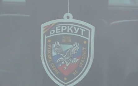 В Киеве уволен полицейский, повесивший в машине освежитель воздуха с шевроном горловского “Беркута" "ДНР”