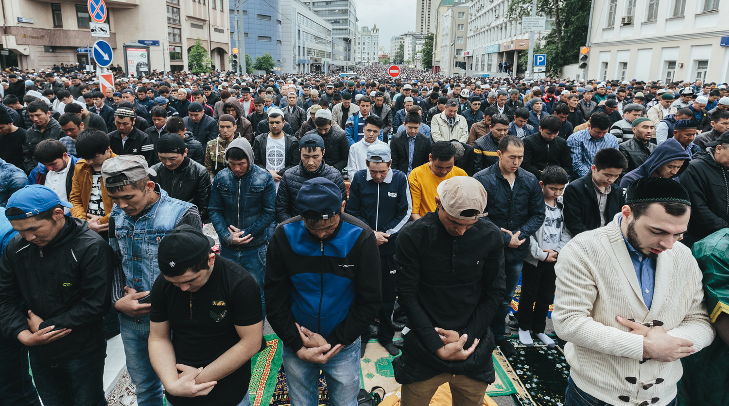 "Аллах Акбар" из российской столицы: в сети появились шокирующие видеокадры, как тысяча последователей ислама отмечают в Москве праздник Ураза-байрам