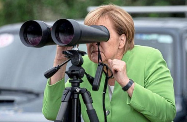 Меркель показали российских оккупантов: канцлер в бинокль рассмотрела захватчиков Южной Осетии