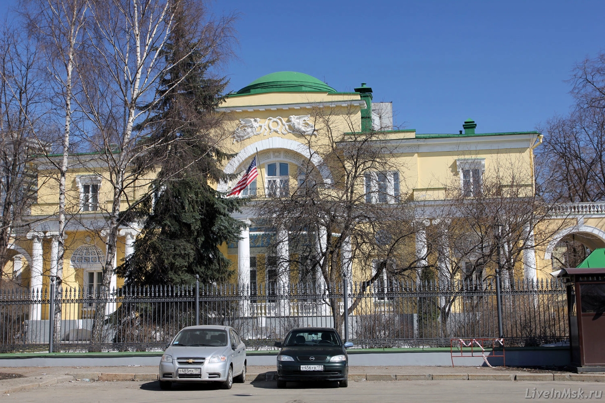 ​В Москве россиянин на "Рендж Ровере" атаковал резиденцию посла США - первые подробности