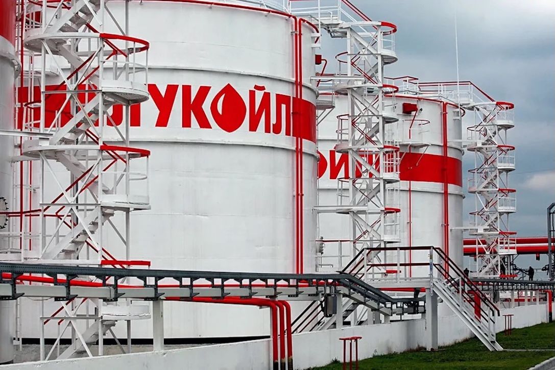 На нефтебазе "Лукойла" в Коми прогремел мощный взрыв – появилось видео