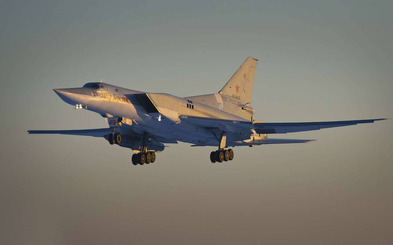 "Может ликвидировать любой авианосец США": РФ решила напугать американцев бомбардировщиком "Ту-22М3"