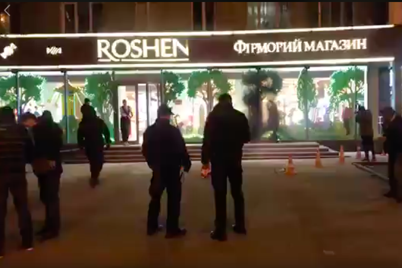 ​В Киеве снова горел магазин "Рошен" - кадры последствий новой атаки уже слили в Сеть