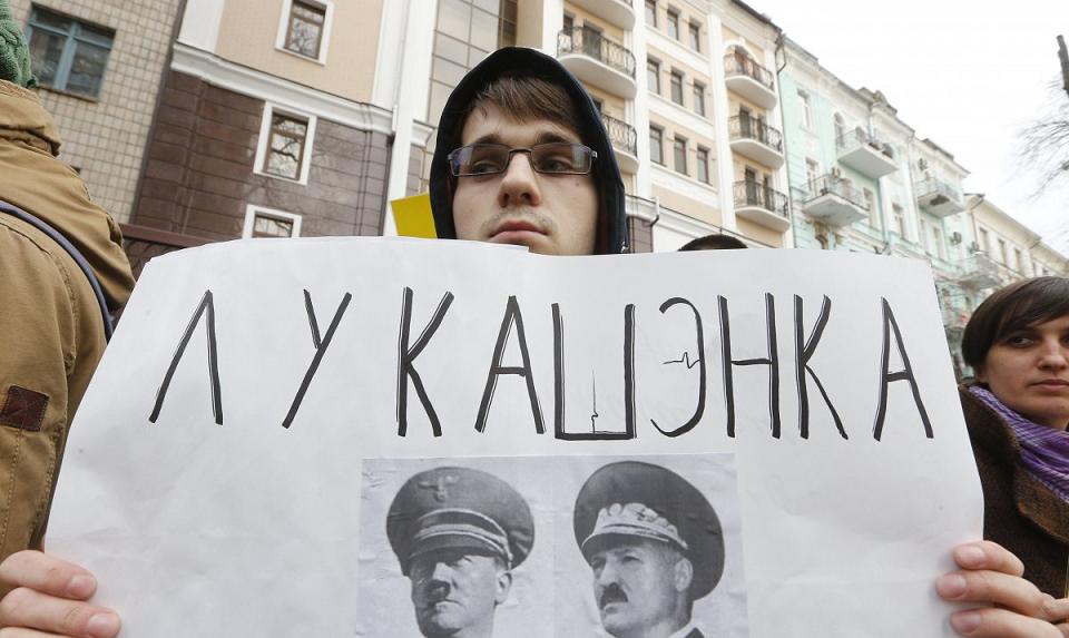 Акция в поддержку Беларуси прошла у посольства в Киеве: около 50 активистов пришли с плакатами поддержать протестующих – фото