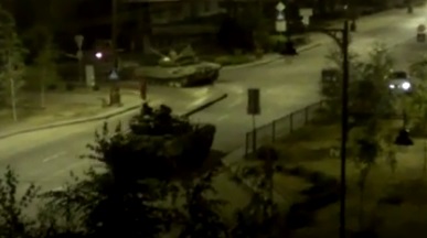 По проспекту Ильича в Донецке "по встречке" разъезжают танки