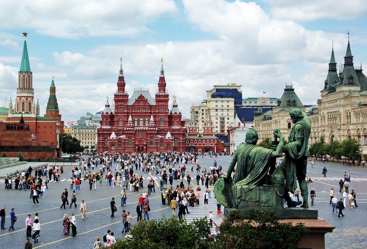 На Красной площади в Москве активист Павел Крисевич "выстрелил" себе в голову