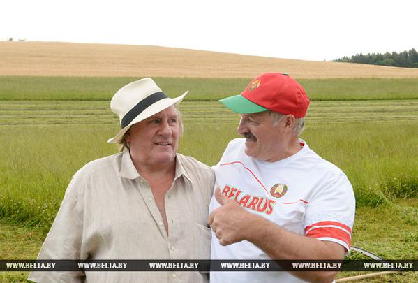 Видео: как Лукашенко и Депардье косили траву в Минске