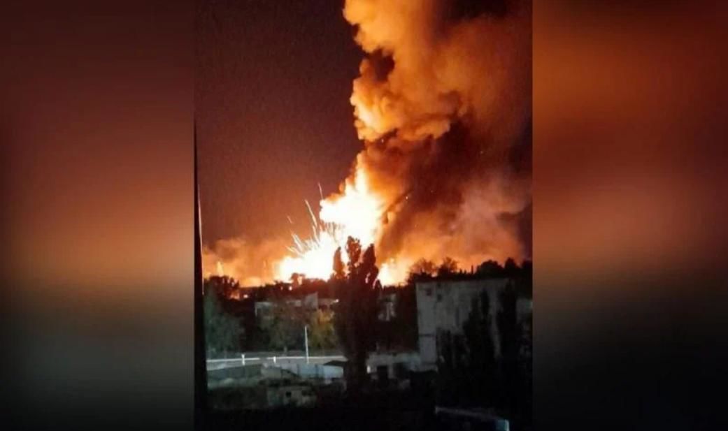 У Донецьку підірвано склади з боєприпасами та паливом росіян – місто накрив чорний дим сильних пожеж