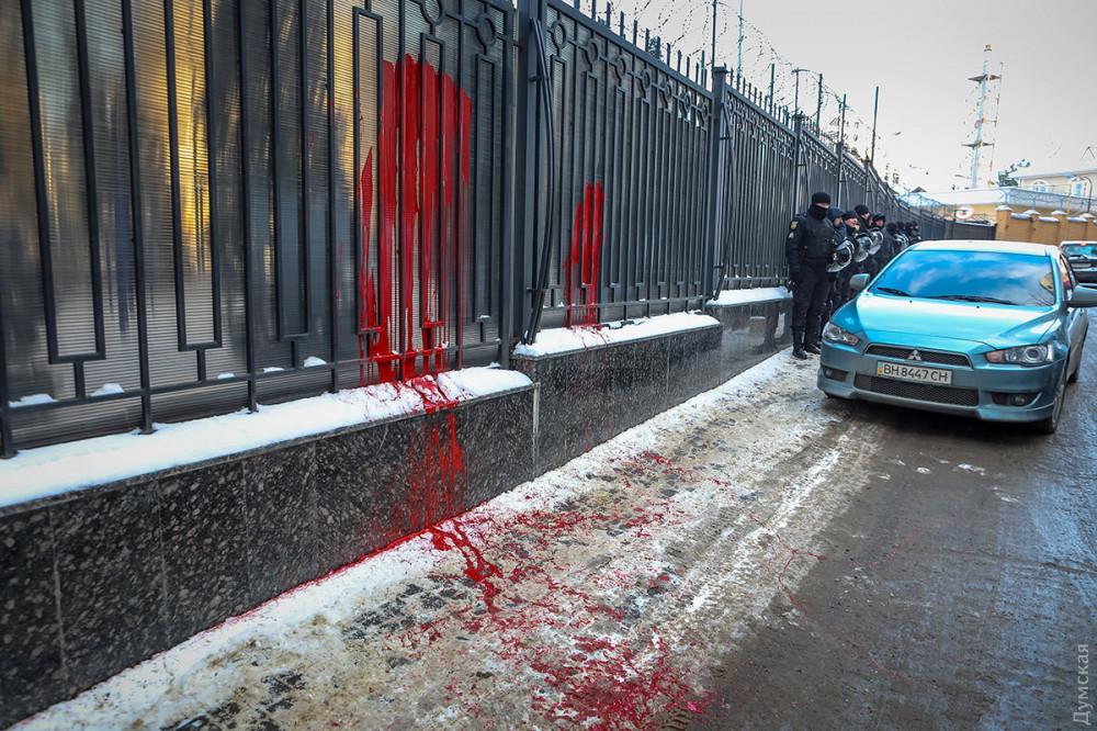 Националисты в Одессе пикетировали консульство РФ: красная краска, файеры пригодились активистам - опубликованы кадры