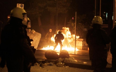 ​Беспорядки в Греции: митингующие забросали "коктейлями Молотова" полицейских