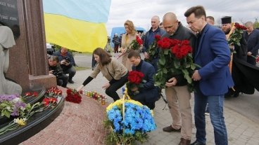 В Днепре сотни человек почтили память погибших на Донбассе Героев: "Это самое малое, что мы можем для них сделать"