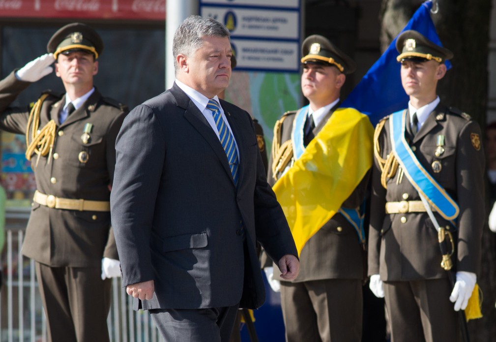 Петр Порошенко: "Крым будет свободным от России и ее "зеленых человечков" - сине-желтый флаг снова будет гордо развеваться над всей территорией Украины, включая Севастополь и Донбасс", - кадры 