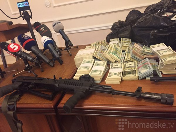 Фотодоказательства: СБУ и ГПУ предъявили арсенал оружия и деньги, изъятые у Корбана 