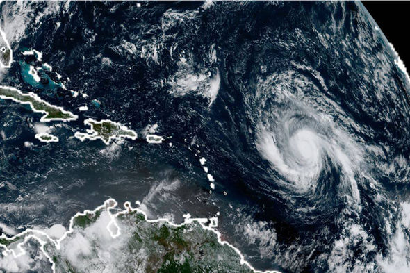 Миллионы граждан США эвакуировали из Флориды из-за наплывающего урагана "Ирма" - кадры