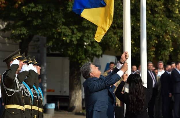 Достойный поступок: Порошенко поднял флаг Украины с юной горловчанкой, дочерью зверски убитого депутата Рыбака, - Бутусов