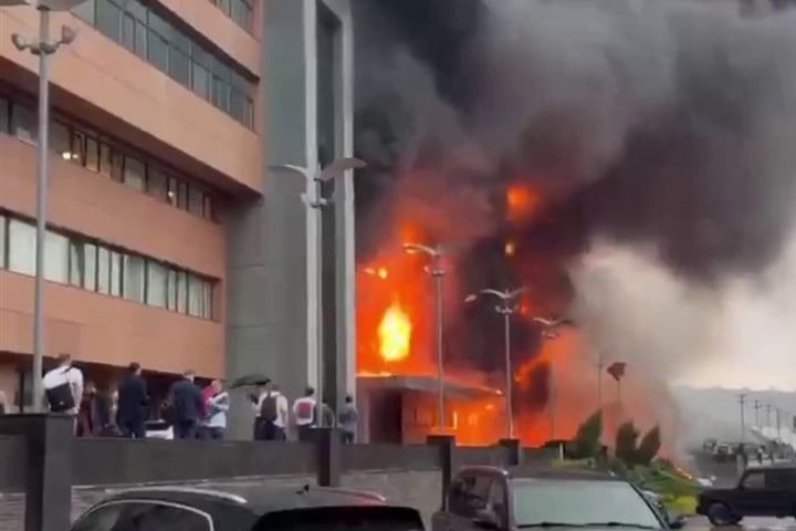 ​В Москве огнем пылает бизнес-центр "Гранд Сетунь Плаза": внутри могут быть заблокированы люди