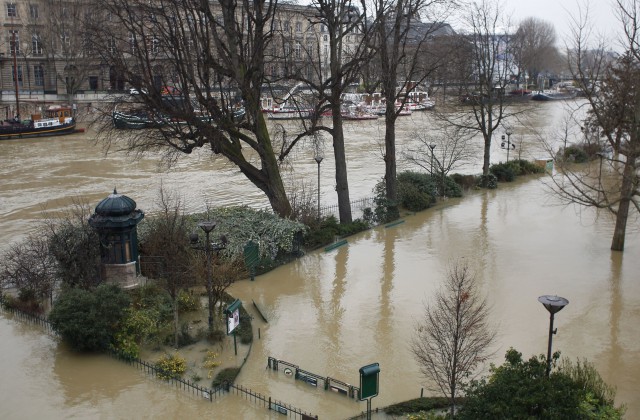 Париж в ожидании природного апокалипсиса: раздутая ливнями Сена угрожает затопить исторический центр города - подробности