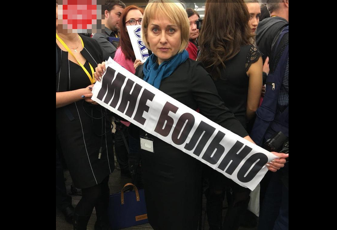 "Мне больно" и "Мы хотим дышать": сотни журналистов встречают Путина с правдивыми призывами - фото