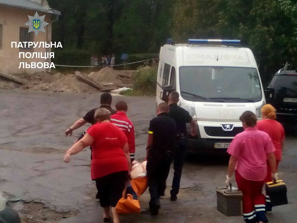 В Сети появились эксклюзивные видеокадры штурма психбольницы во Львове, где пациент, убивший своего отца, захватил заложников