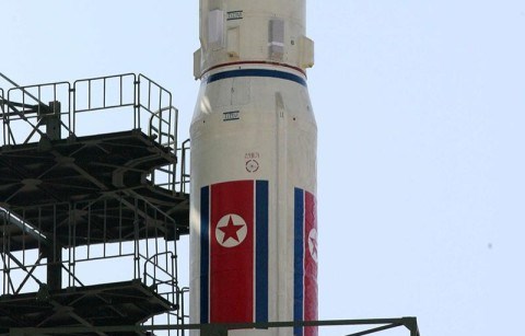 КНДР раскалила обстановку до предела: Пхеньян выпустил новую мощную ракету, которая упала в море, чуть не обрушившись на Японию