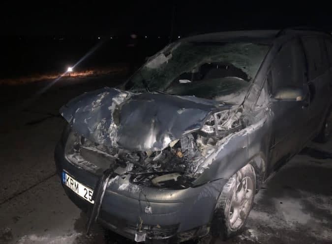 Под Киевом Volkswagen Touran врезался в военный самолет: сгорел двигатель, водитель в больнице