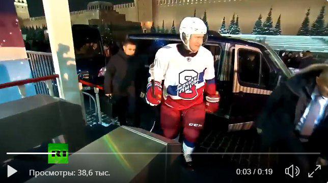 ​Путин в коньках и с клюшкой разозлил россиян в центре Москвы: видео вызвало скандал