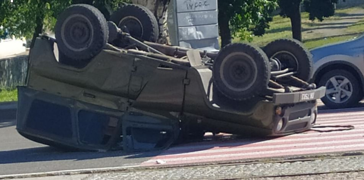 В центре Луганска авто с "военными" от удара перевернулось на крышу: части от машины разлетелись по сторонам