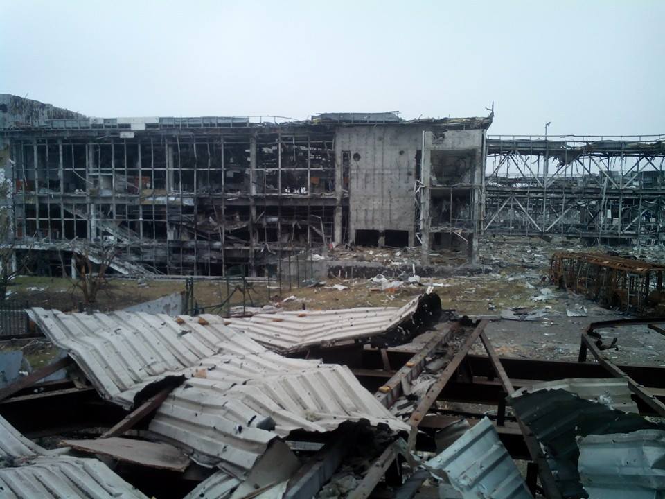 СМИ: Перед отступлением силы АТО взорвали старый терминал донецкого аэропорта 