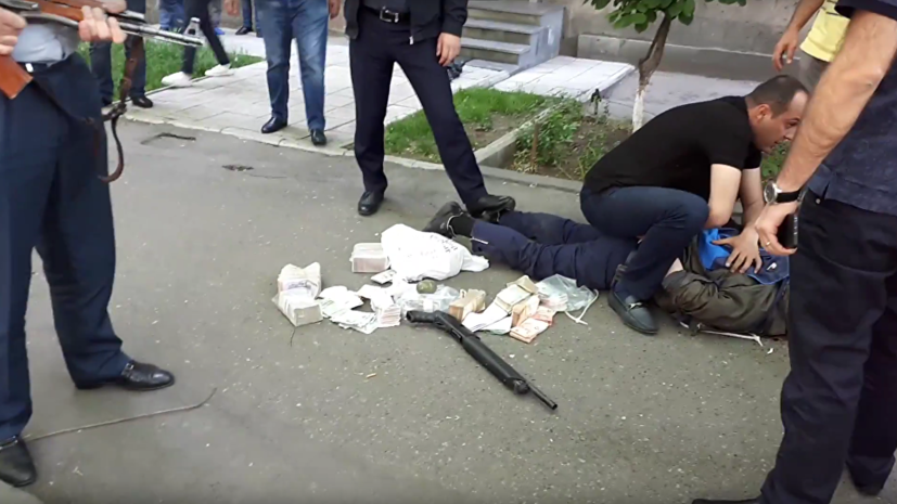 Громкое ограбление в Армении: налет на банк осуществил полковник полиции, есть погибшие. Кадры