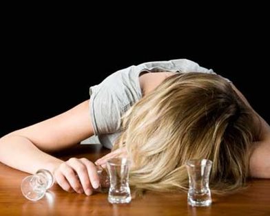 Несовершеннолетняя россиянка украла 11 бутылок шампанского, спасая подругу от тяжелого похмелья