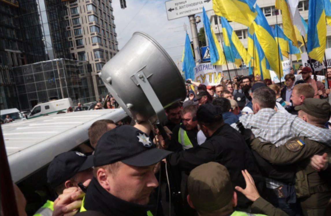 "Нацкорпус" и сторонники БПП устроили побоище прямо в центре Киева: кадры 