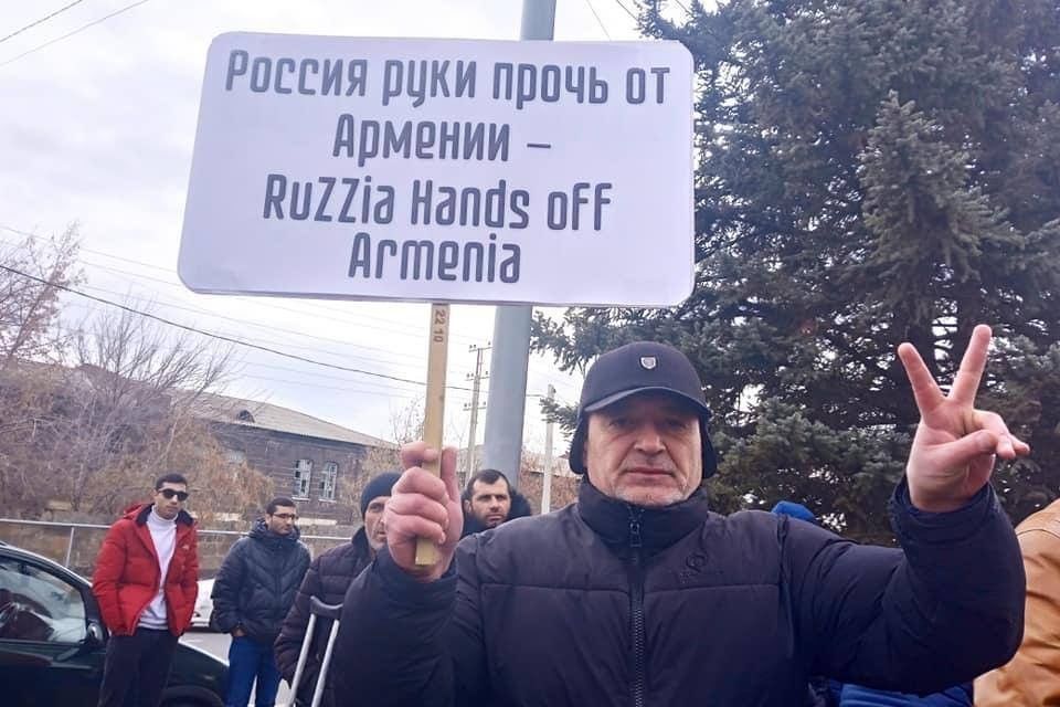 ​"Роzzийские оккупанты, уходите", – армяне протестуют у базы ВС РФ в Гюмри, десятки арестованы