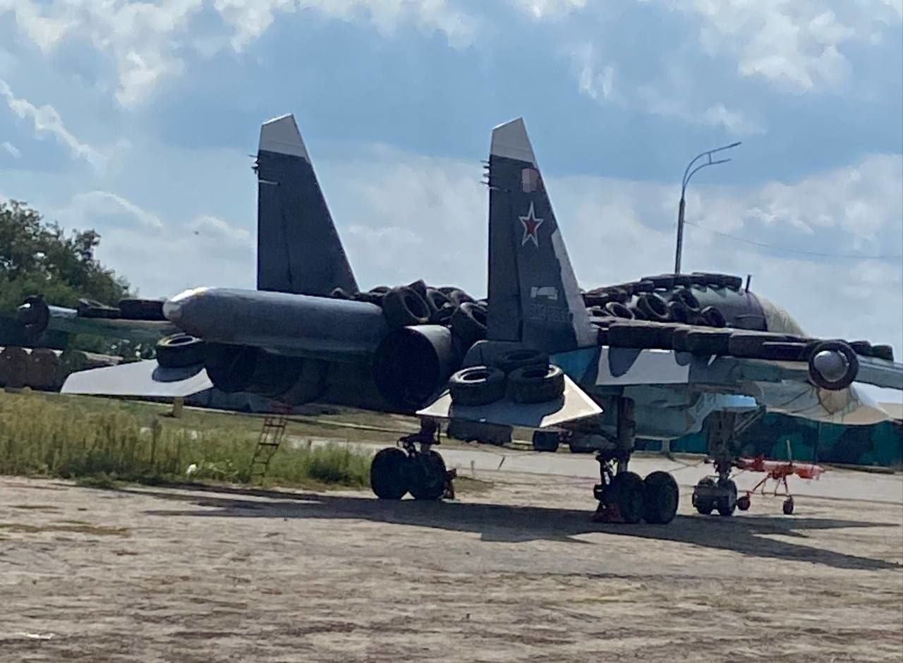 Паника на военных аэродромах РФ: "антидроновыми" шинами вслед за ракетоносцами накрывают и другие самолеты