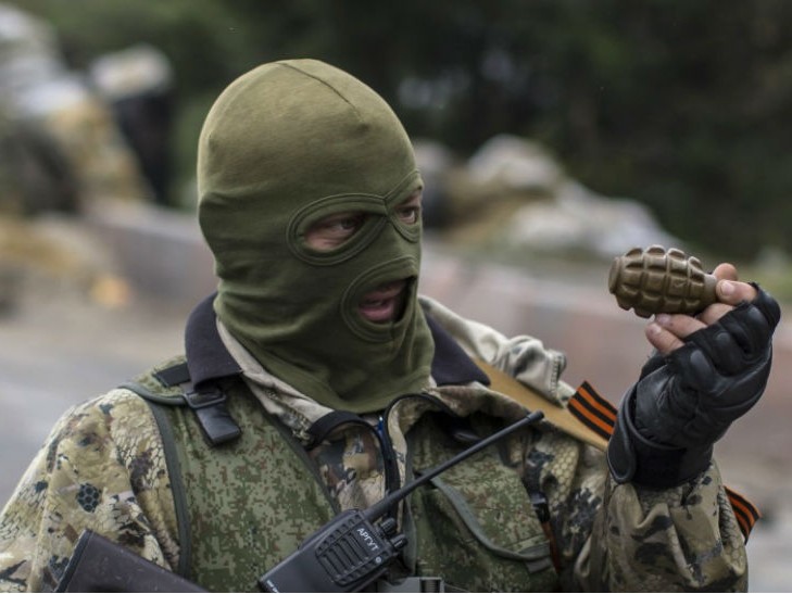 В оккупированном Докучаевске боевик "ДНР" решил пошутить на свадьбе с гранатой и лишился руки, – ОБСЕ