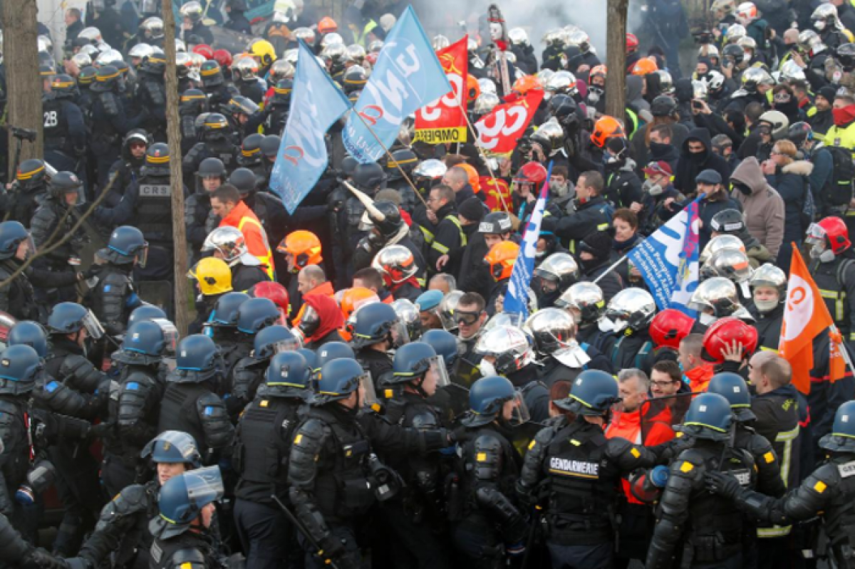 Франция бунтует: битва "стенка на стенку" полиции и пожарных в Париже попала на видео