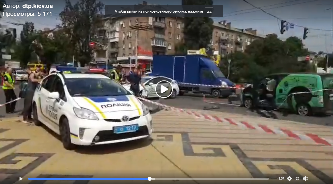 Две машины Nissan или Renault вылетели на тротуар в Киеве: кто виноват в трагичном ДТП и гибели пешехода - кадры