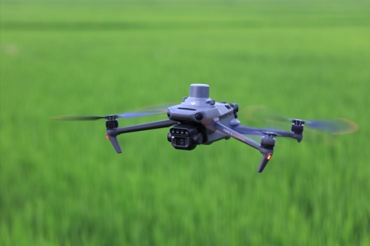 Липкий привет агрессору: в Швеции дрон окрасил виллу российской делегации - AP