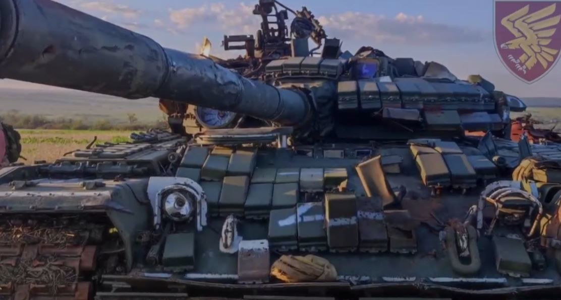 ​Украинские десантники показали новый трофей - российский Т-80, участвовавший в параде